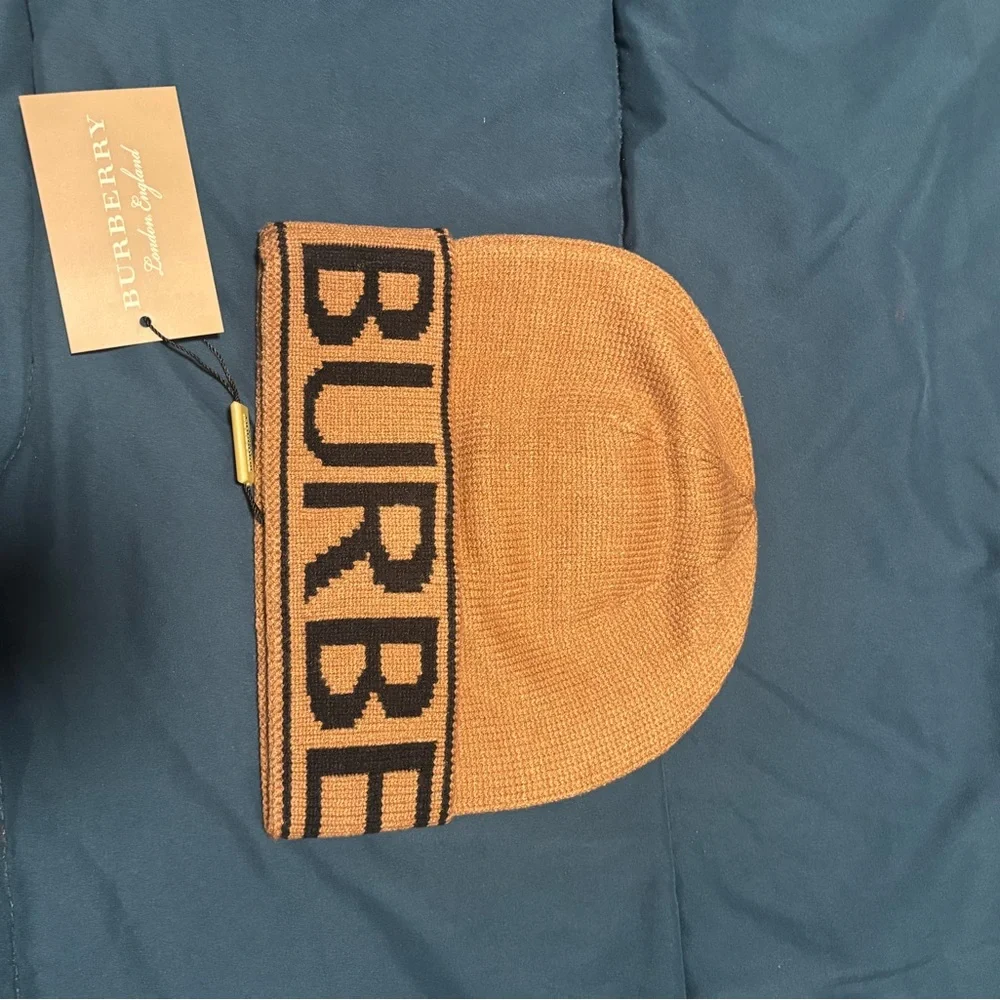 Burberry Camel Knit Hat with Logo - Picture 2 of 4